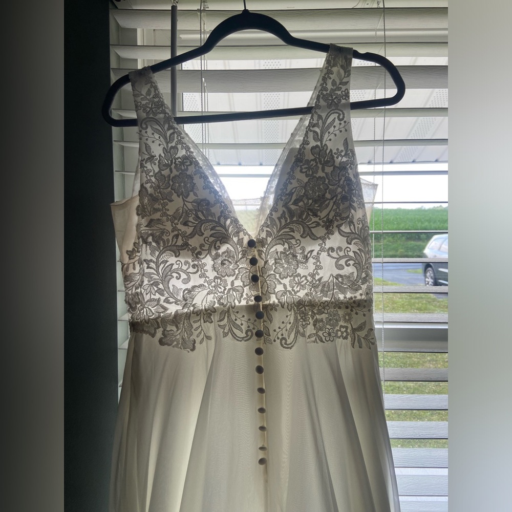 Wedding Dress - Picture 4 of 7